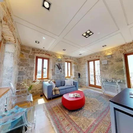 Augubio Penthouse سبليت