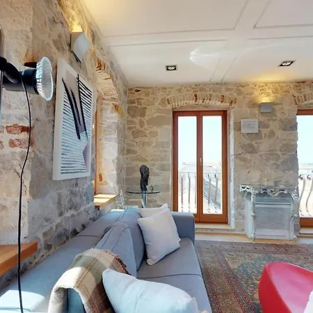 Augubio Penthouse Apartman *