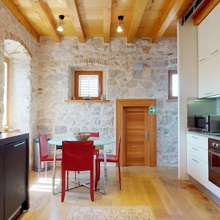 Augubio Penthouse * سبليت