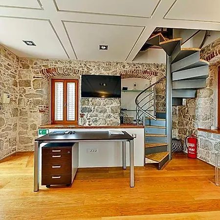 Augubio Penthouse Apartman *