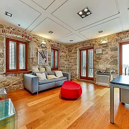 Augubio Penthouse Apartman *